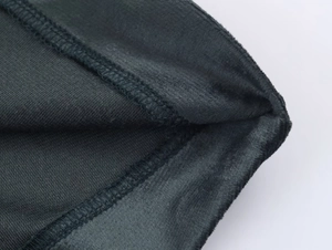 Détail de la texture luxueuse du velours noir et des coutures précises de cet ensemble