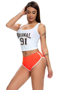 Details des Sportsets mit weißem 'ORIGINAL 91' Crop-Top und eng anliegenden orangefarbenen Shorts