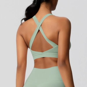 Detail van het kruislingse bandjesontwerp van de mintgroene elastische sport yoga bh