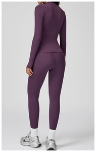 Vue arrière de l'ensemble de fitness haut à manches longues et leggings violets