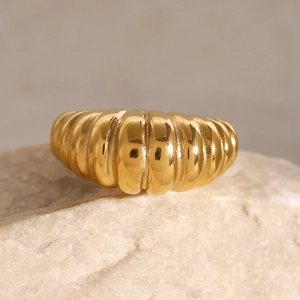 Bague croissant en acier inoxydable doré 18 carats sur un socle en pierre naturelle