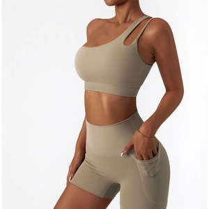Vue détaillée du soutien-gorge de sport à une épaule et du short taille haute avec poche
