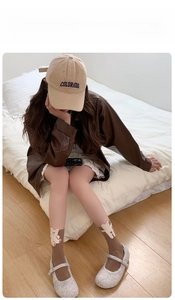 Stile autunnale chic con calze marroni a motivo di orso e scarpe in velluto Mary Jane