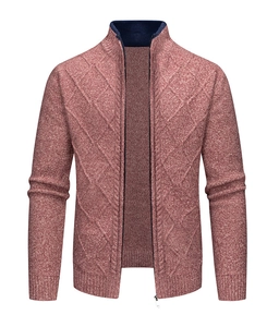 Detail von Herrenstrickjacke in Burgunderrot mit Stehkragen und Rauten-Strukturmuster