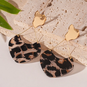 Boucles d'oreilles cœur léopard rétro avec accents dorés sur fond de pierre