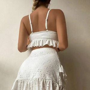 Witte tweedelige strandset met broderie anglaise crop top en ruchesrok achteraanzicht