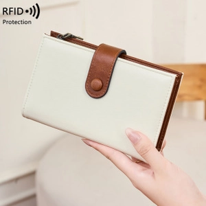 Dettaglio della funzione di protezione RFID su un portafoglio da viaggio in pelle beige e marrone