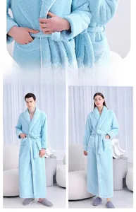 Détail du peignoir bleu clair en flanelle montrant le col châle et le passepoil blanc