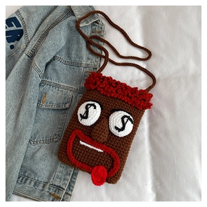 Kreative handgefertigte Häkel-Handytasche mit lustigem Gesicht und Dollarzeichen Detail.