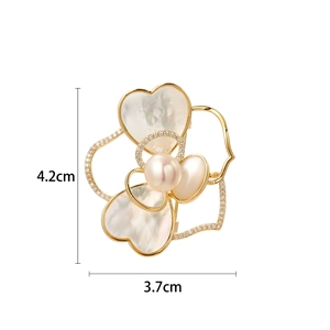Elegante hartvormige bloembroche van schelp met parel en zirkonia in gouden frame
