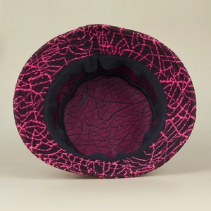Innenansicht der Strickstruktur und des neonpinken abstrakten Musters am Fischerhut