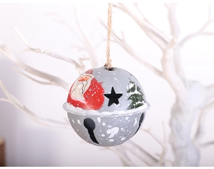 Détail de cloche de Noël grise avec motif Père Noël et découpes d'étoiles sur branche
