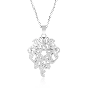 Vue détaillée du pendentif étoile argenté avec motifs ajourés de vignes et de feuilles