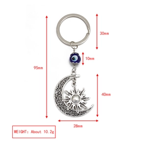 Dettaglio portachiavi celeste argento con luna, sole e ciondolo occhio blu