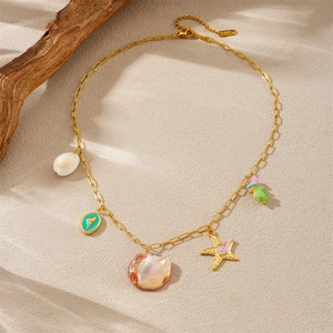 Collier en acier inoxydable doré avec pendentifs coquillage, étoile de mer et perles