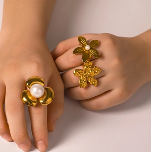 Hammered 18K gold stainless steel rings with pearls and large flowers for women