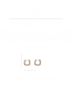 Vue détaillée des boucles d'oreilles perles plaquées or 18 carats de 2x2 cm pesant 10 grammes