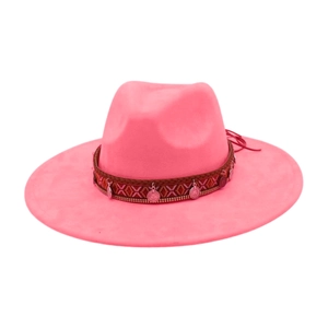 Détail d'un chapeau fedora rose bohème avec ruban tissé rouge et pendentifs pièces