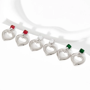 Boucles d'oreilles cœur en acier inoxydable avec zircon carré en rouge, blanc et vert