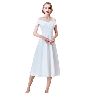Élégante robe midi en satin blanc avec col en V et fines bretelles pour soirées chics