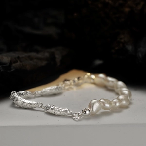 Irregular silver nugget bracelet with baroque pearls in a minimalist S925 style