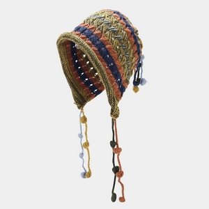 Détail d'un bonnet au crochet rayé coloré avec cache-oreilles et pompons pendants