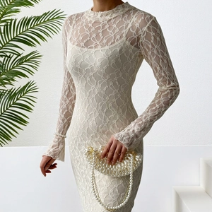 Gros plan sur le motif en dentelle blanche et la texture transparente des manches de la robe