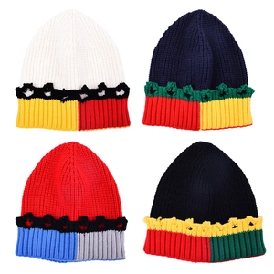 Bonnets en maille rétro avec déchirures en quatre coloris et broderie zigzag contrastée