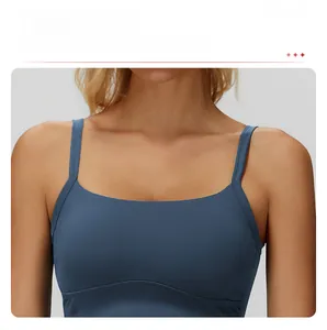 Dettaglio delle doppie spalline del reggiseno sportivo blu scuro in tessuto elasticizzato