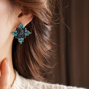 Dettaglio orecchini vintage a rombo con gemma ovale blu scuro e piccoli diamanti