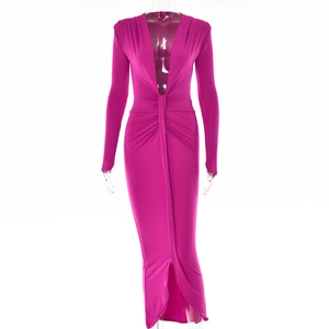 Détail de la robe rose fuchsia avec décolleté en V profond et taille drapée à fente