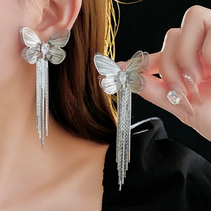 Details von silbernen Schmetterling-Ohrringen mit Hohl-Design und funkelndem Zirkon