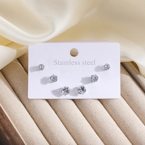 Détail de trois paires de boucles d'oreilles clous en acier inoxydable et zircone ronde