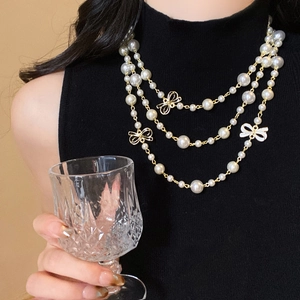 Three-layer bow pearl necklace with vintage elegance for a sophisticated feminine look
