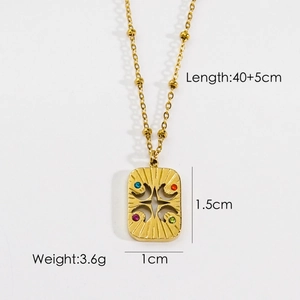 Détail du pendentif doré avec quatre gemmes de couleur, étoile évidée et dimensions