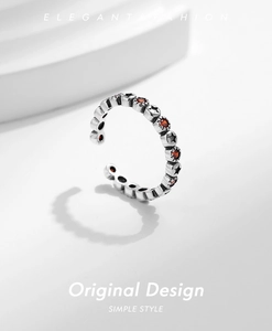 Vue détaillée de la bague étoile en argent S925 avec texture vintage et pierres rouges