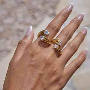 Anillos dorados de acero de titanio con circonitas de corazón y estrella en modelo