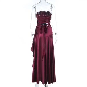 Detail eines burgunderroten Satin-Kleides mit rückenfreiem Design und Schnürung hinten