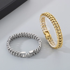 Dettaglio di bracciali a catena in acciaio inossidabile argento e oro con chiusura