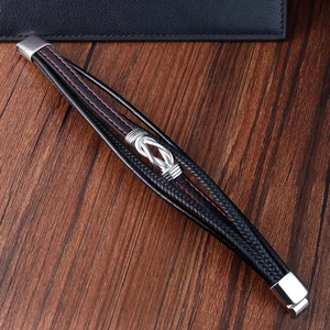 Detailaufnahme des mehrlagigen Lederarmbands mit Silberverschluss und roter Ziernaht