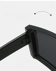 Detailansicht der robusten Metallscharniere an der schwarzen Oversize-Sportsonnenbrille