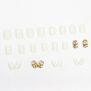 Faux ongles blanc crème élégants avec paillettes champagne et strass de luxe