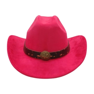 Détail d'un chapeau de cowboy rose en daim avec une bande en cuir brun et boucle d'étoile