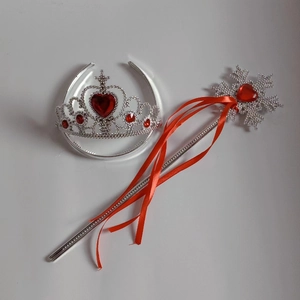 Dettaglio del set corona da principessa e bacchetta magica con gemme rosse a cuore