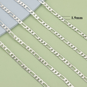 Detailansicht der 1,9 mm silbernen Figaro-Kette mit polierten Gliedern für DIY-Schmuck