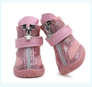 Détail de chaussures de sport roses à paillettes pour chien avec maille et fermeture
