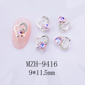 Détail de bijou d'ongle cœur creux avec pierre rose et strass sur fond violet élégant