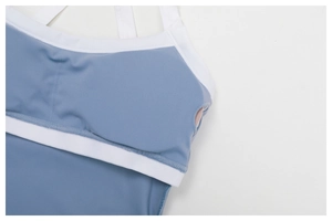 Detailopname van blauw-witte yoga top met platte naden en opening voor de uitneembare pads