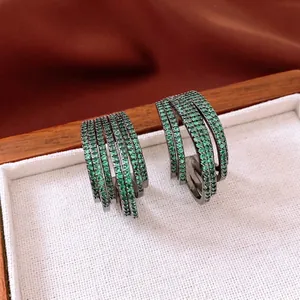 Boucles d'oreilles rondes multicouches avec pavé de zircons verts sur métal noir