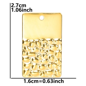 Mesure détaillée de la taille d'un pendentif géométrique en acier inoxydable doré 18 carats